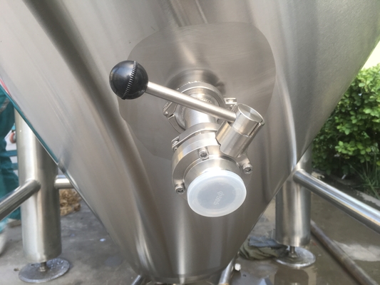 SUS304 Craft Beer Brewing Equipment 20bbl With Carbonation Stone PLC Control