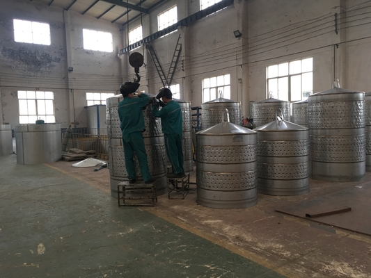 5000L Large Scale Beer Brewing Equipment Vertical Type Polished Surface
